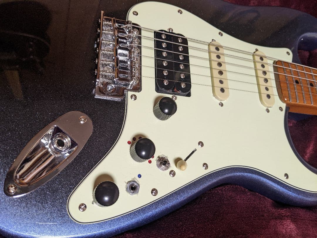 高品質アルダー材とローステッドメイプルネックを採用したプロ仕様のスマートギター