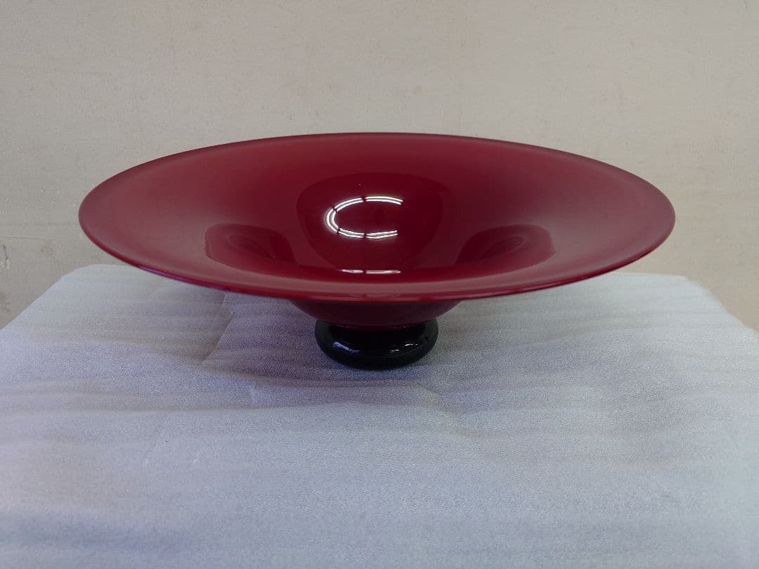 イタリア製　赤色ガラス皿 黒色台座付き