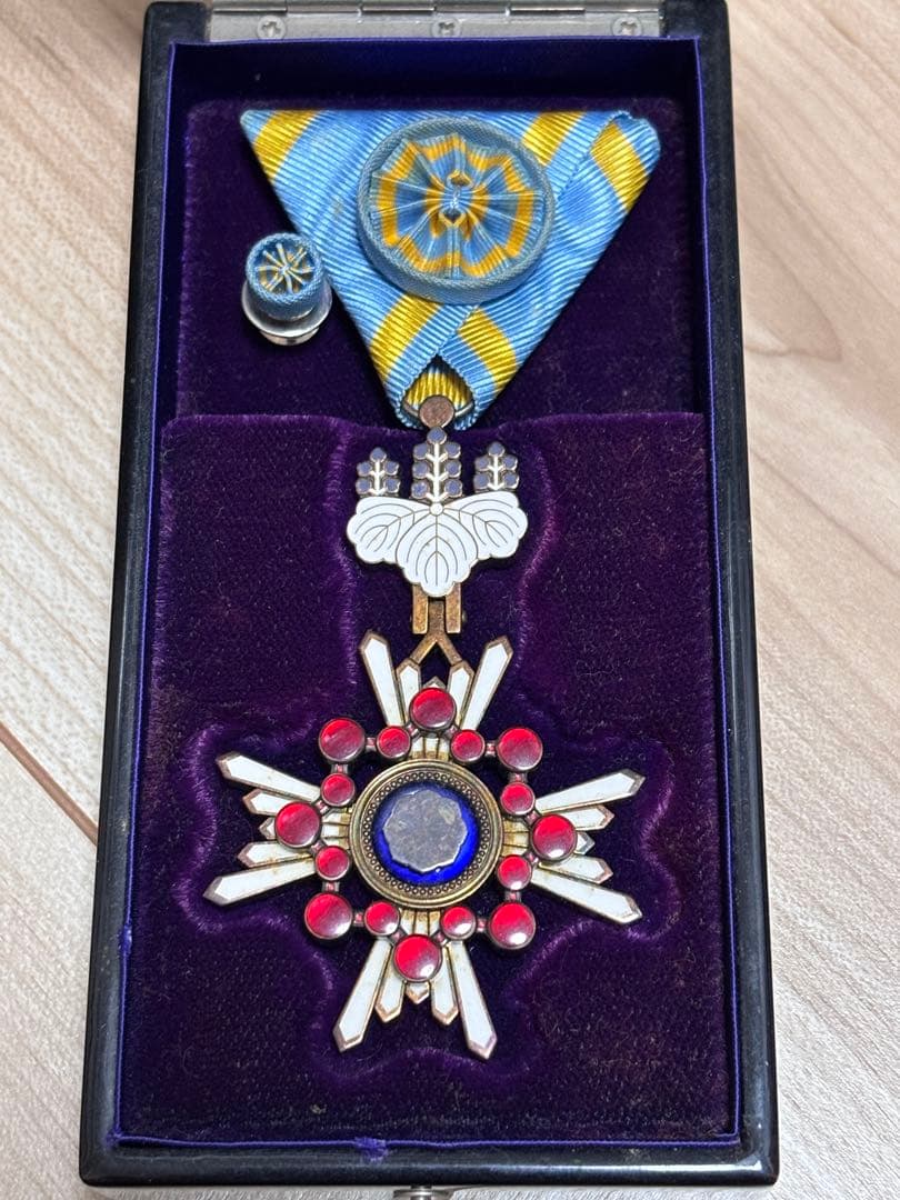 【制度改正後 新型】 瑞宝小綬章（旧勲四等瑞宝章）共箱・略綬付き 美品 勲章