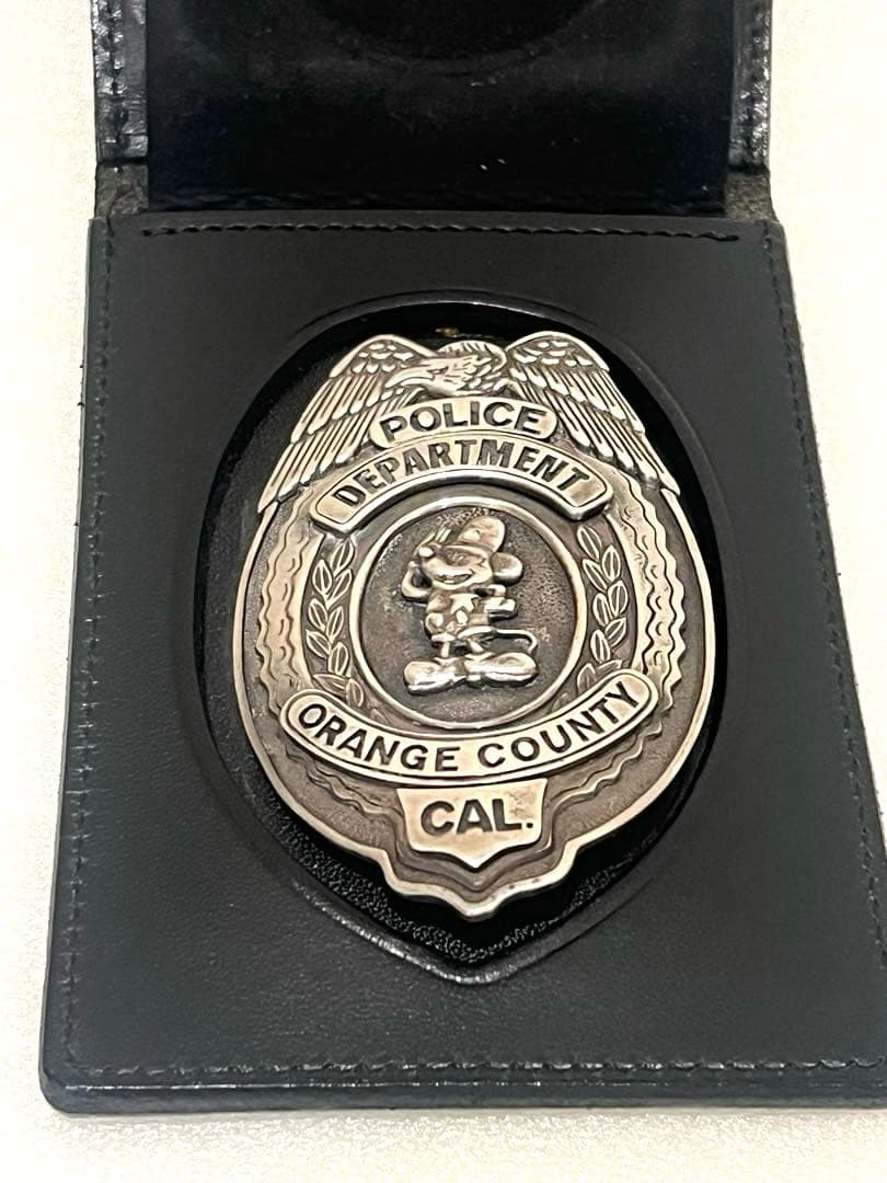 （超希少・人気品）オレンジカウンティ　警察バッジ ミッキーマウス