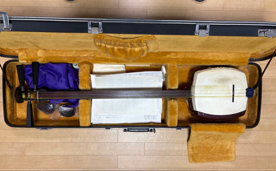 三味線本体とケース、楽譜セット