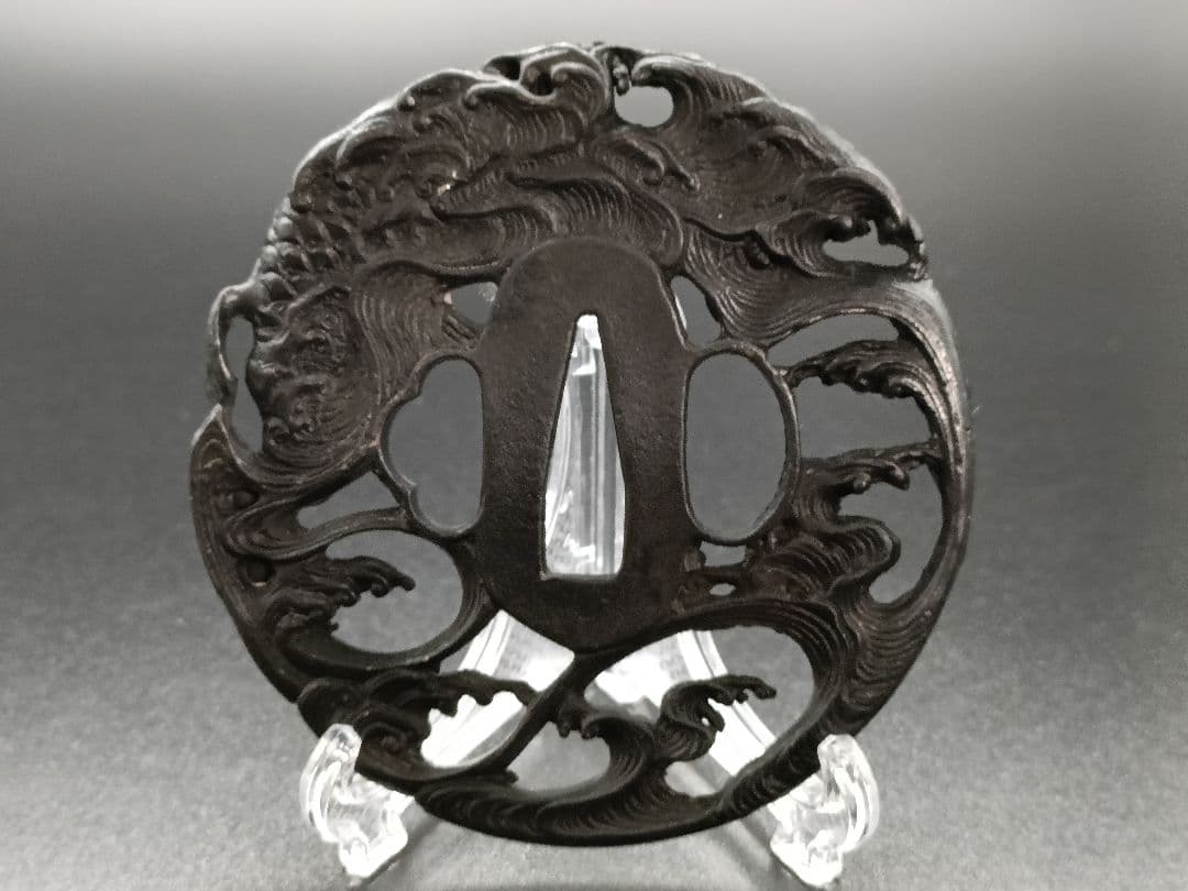 日本刀装具　刀鍔　鯉の図　細工　鍔　刀の鍔　刀鐔　鋼製　刀剣美術　重さ約112G