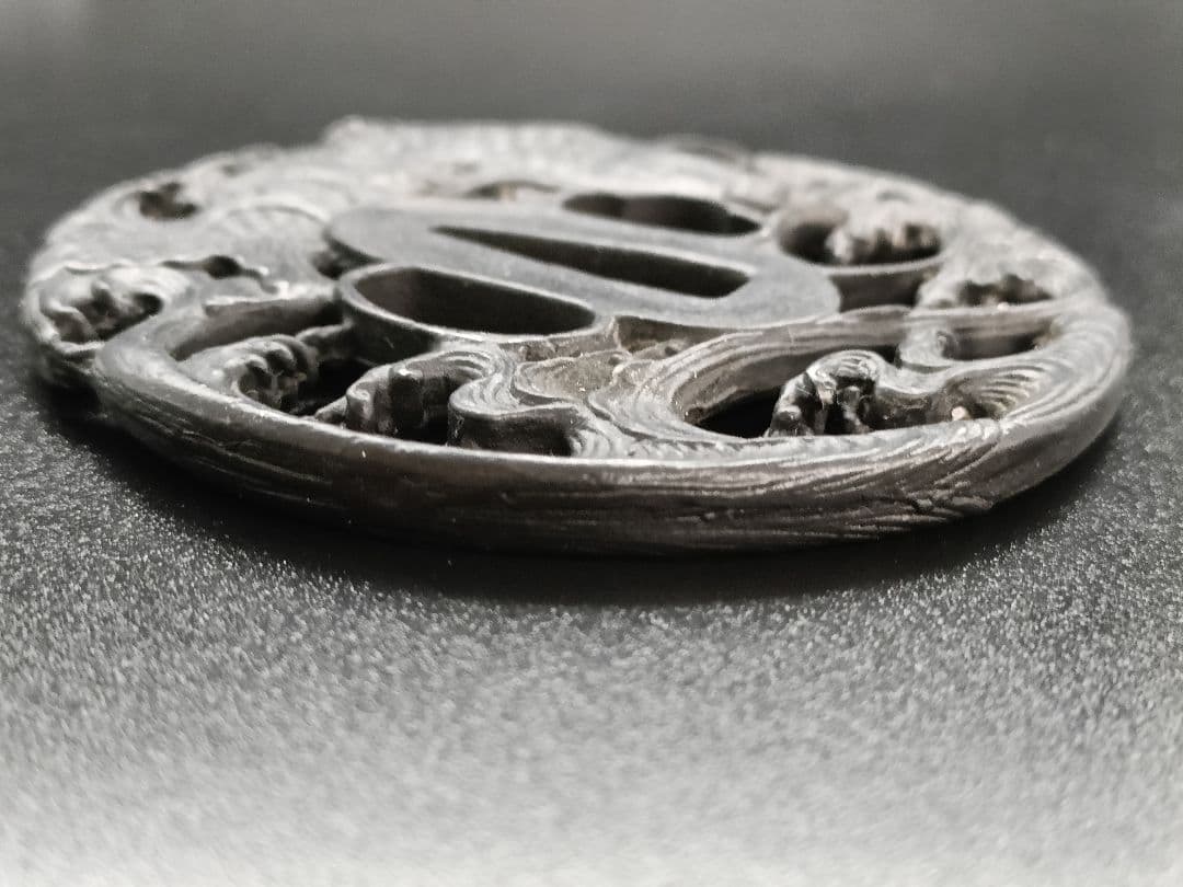 日本刀装具　刀鍔　鯉の図　細工　鍔　刀の鍔　刀鐔　鋼製　刀剣美術　重さ約112G