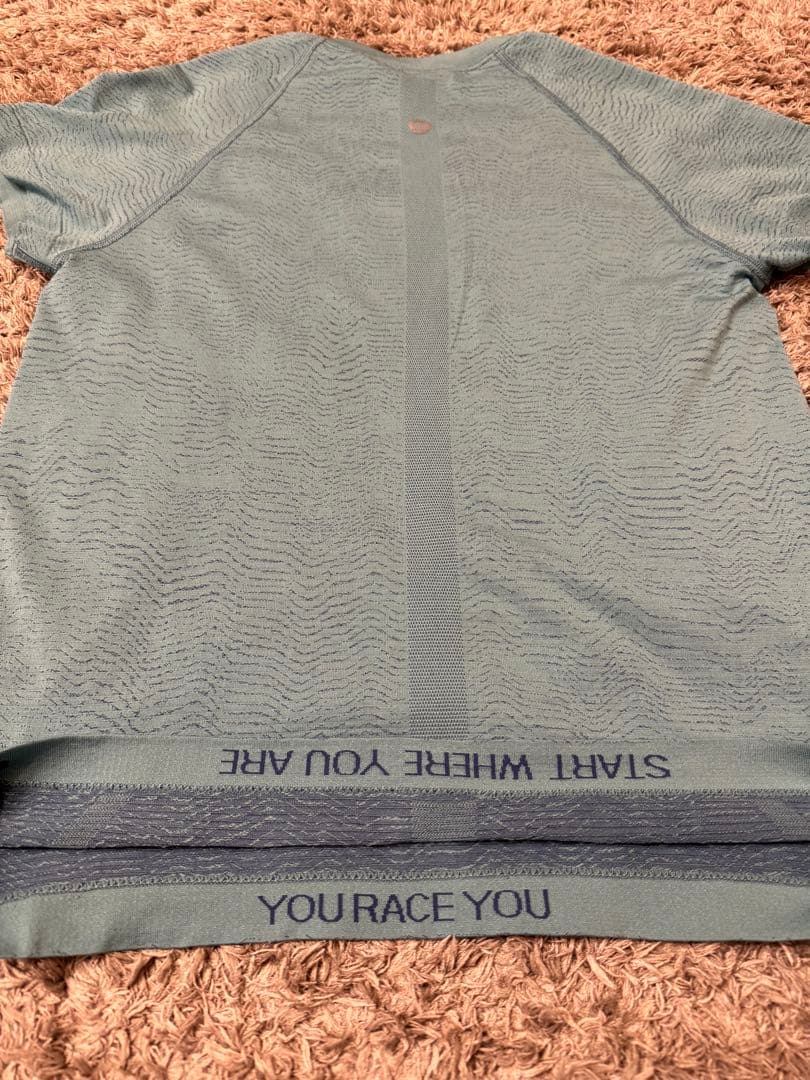 Lululemon Tシャツ