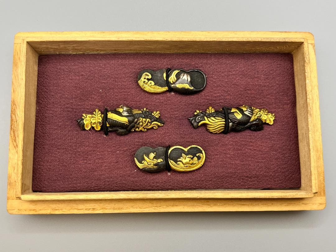 【海】江戸明治金工　鳳凰山水図　金目　手彫　目貫　４点　金銀象嵌　骨董品　元箱付