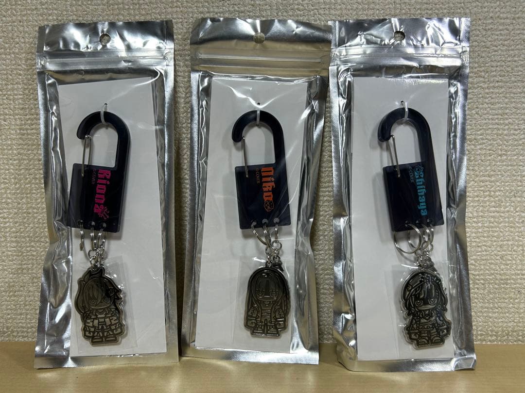 ホロライブ カラビナメタルキーホルダー　3種　FLOW GLOW デビュー記念