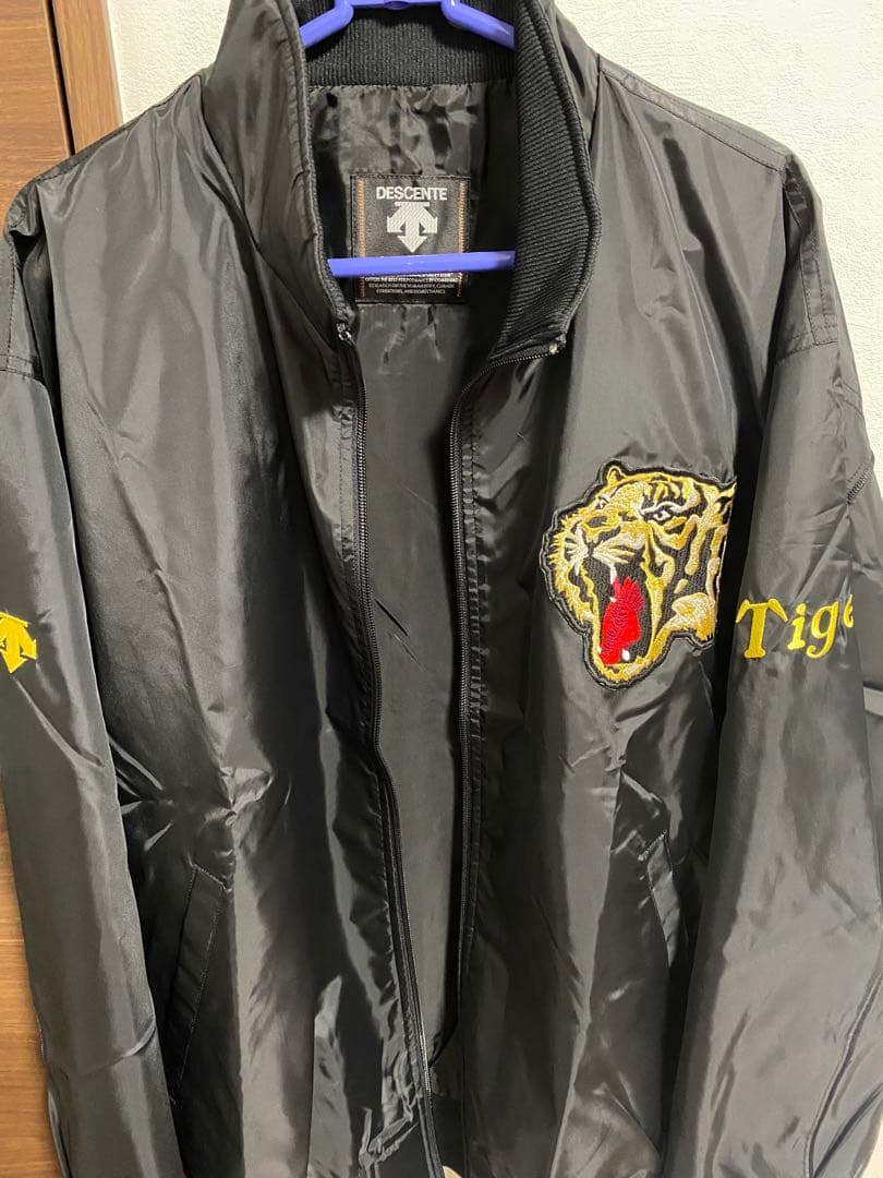 阪神タイガース DESCENTE 虎刺繍ジャケット 黒 新品 未使用