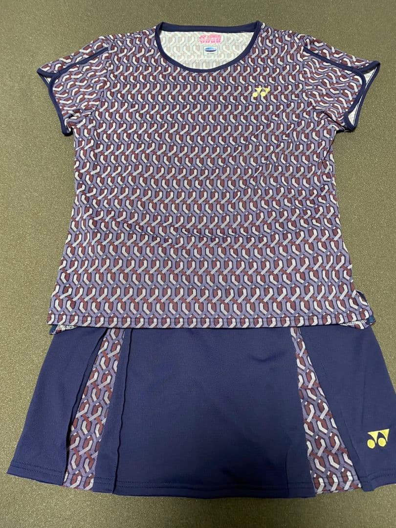 ヨネックスレディーステニスウェア　上下セットＬサイズ