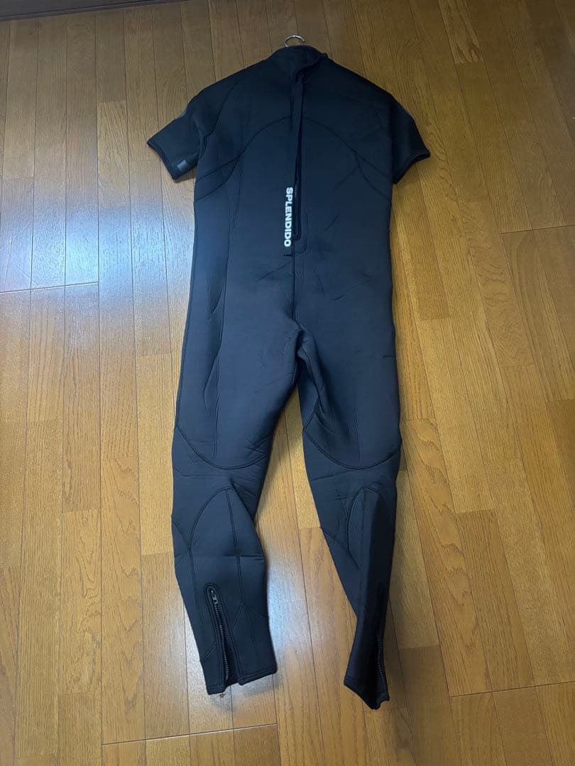 スキューバダイビング　ウェットスーツ