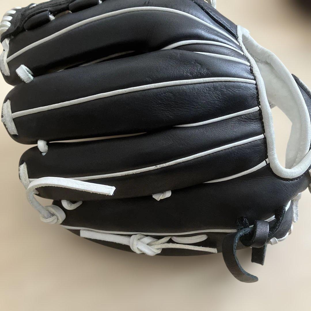 スラッガー　軟式グローブ 黒/白 編み込みデザイン