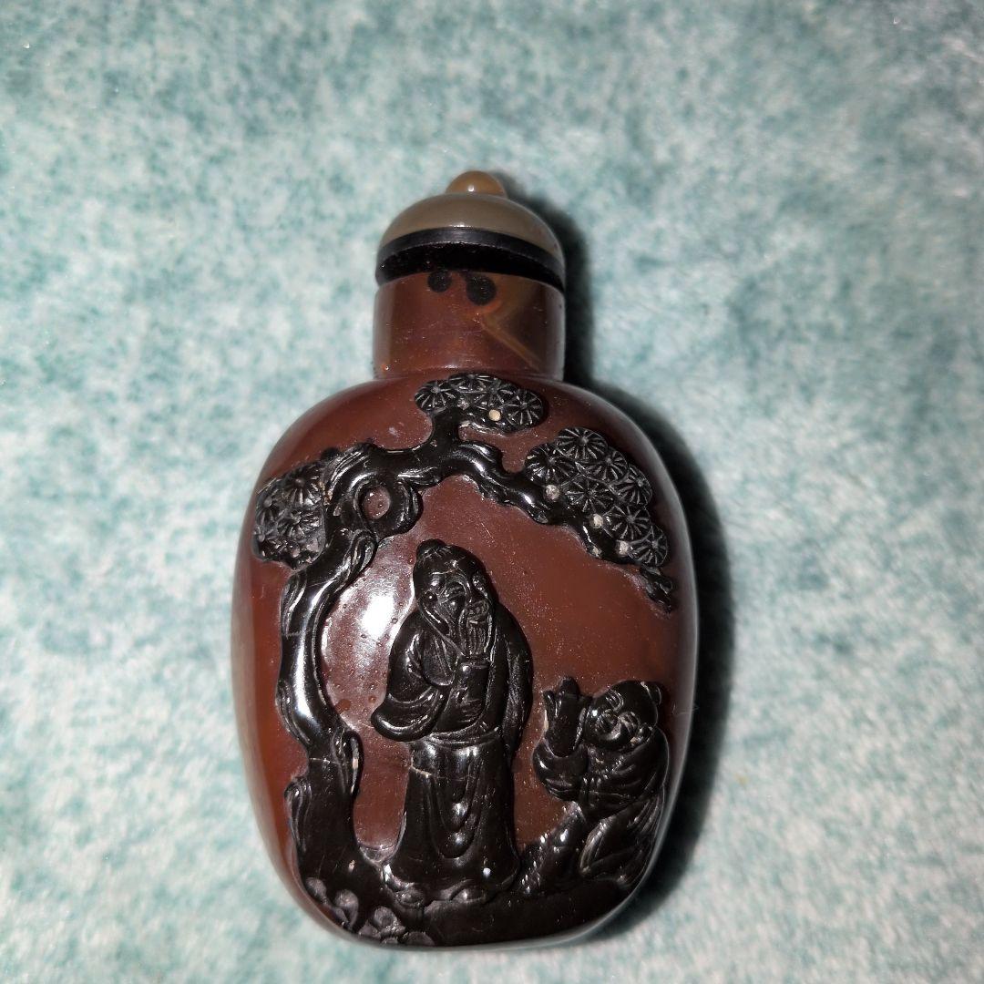 琥珀色の彫刻の鼻煙壺