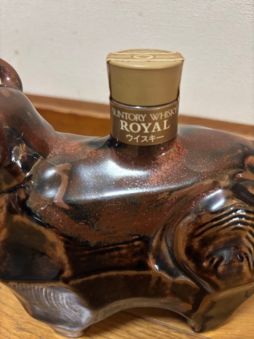 【未開栓】干支 丑 牛型 陶器 ウイスキー サントリー ローヤル12年