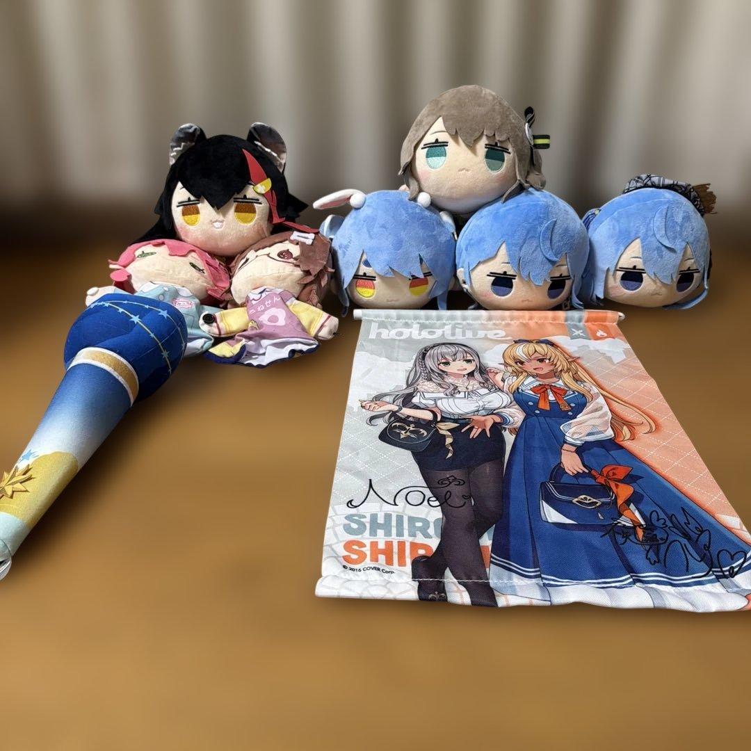 ホロライブ寝そべりぬいぐるみ、パペット、タペストリー、マイク型筆箱、計9点セット