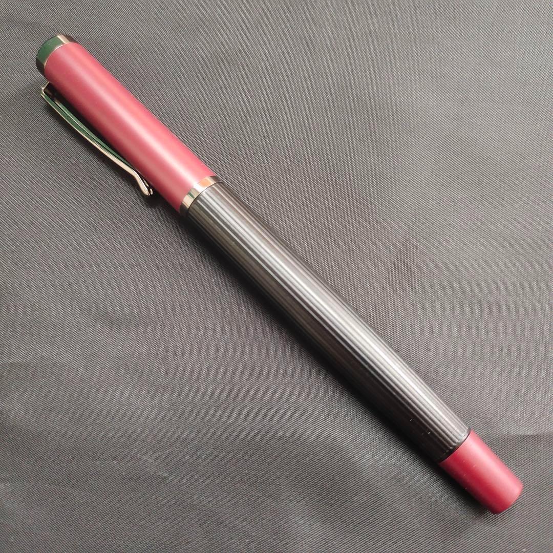 @赤と黒のストライプ万年筆