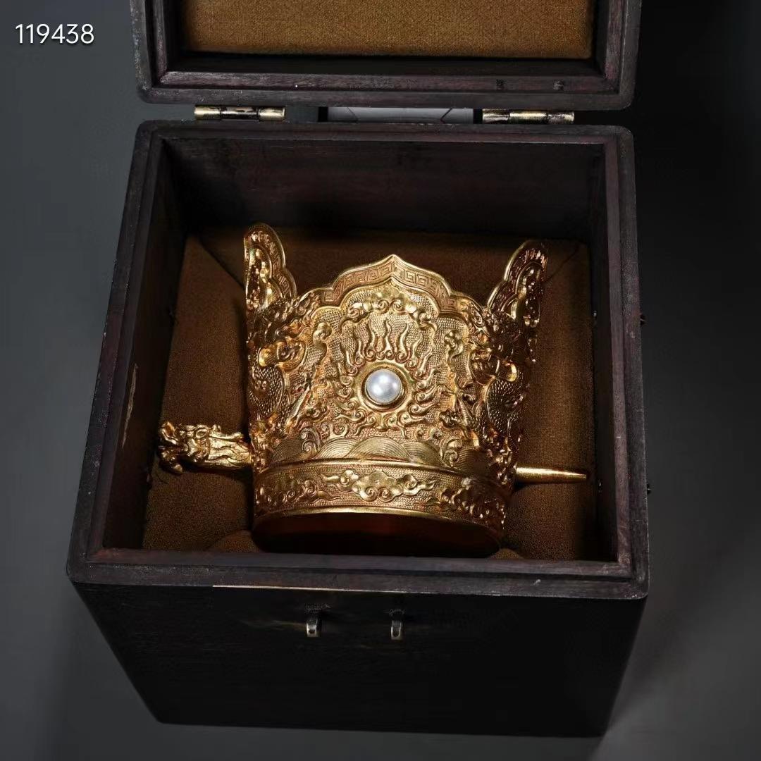 中国古美術· 珍品旧蔵収純銅高浮彫刻鎏金官帽,箱付き文房具·置物·賞物·稀少品