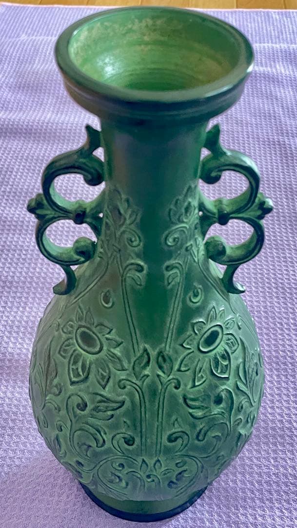 耳付き花瓶　万葉型　青銅釉　　菊花唐草地紋