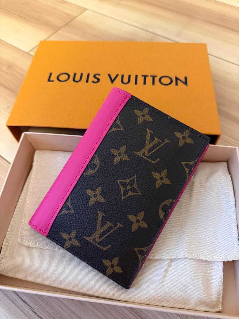 LOUIS VUITTON パスポートケース ピンク/ブラック