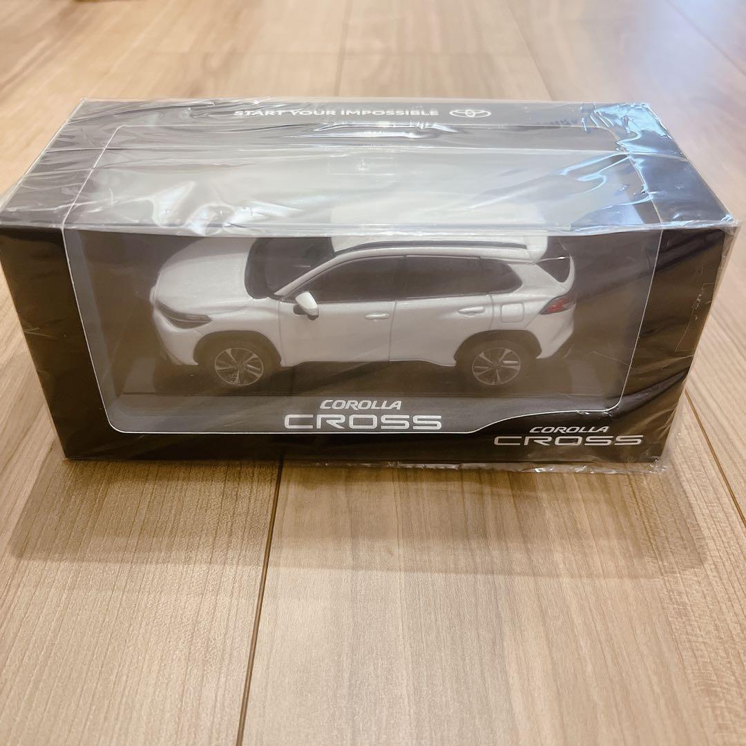 トヨタ　カローラクロス　ミニカー　1/30 パール