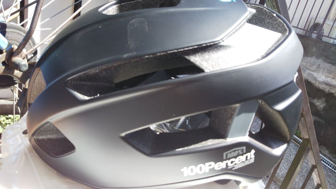 新品未使用 100% Altis グラベル ヘルメット Mサイズ  ブラック色