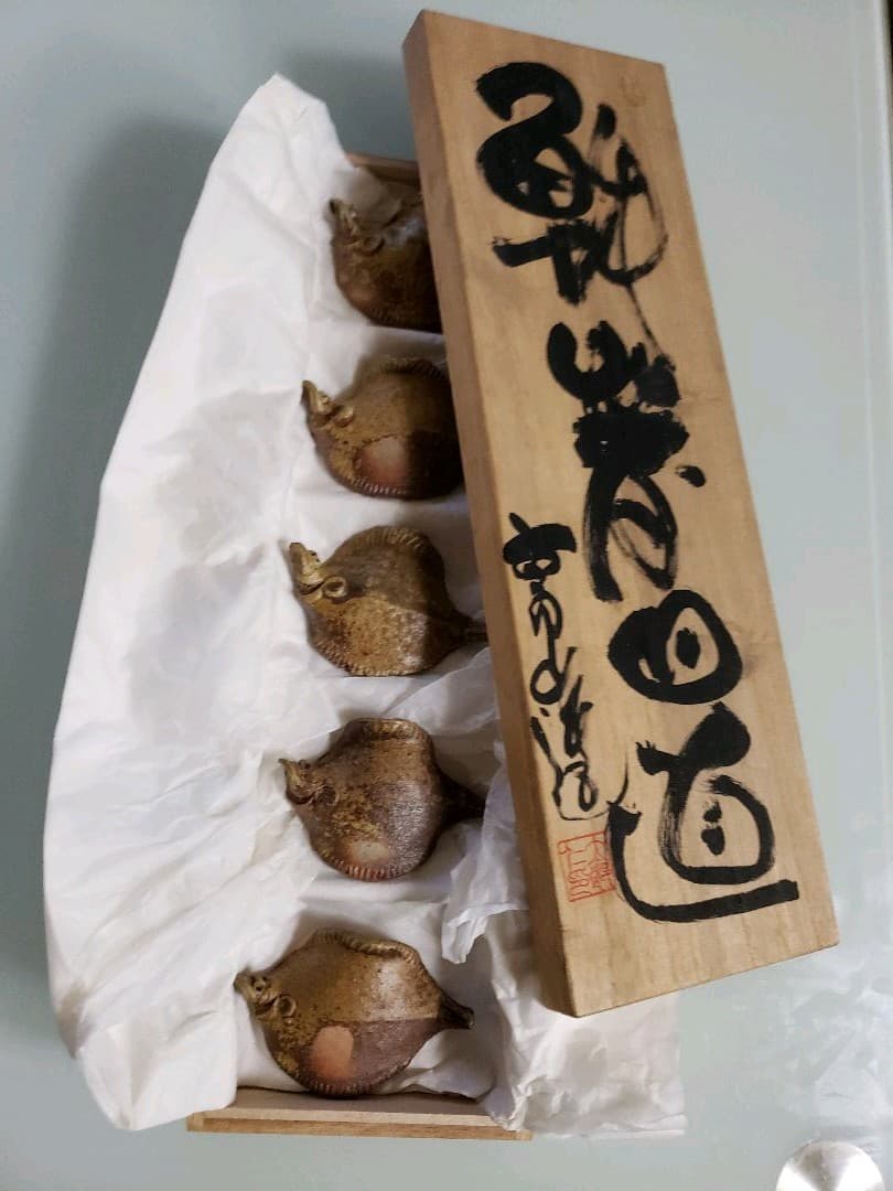 ♦️鮃 ‼️躍動する  鮃 の箸置‼️♦️まるで泳いでいるような作品です‼️