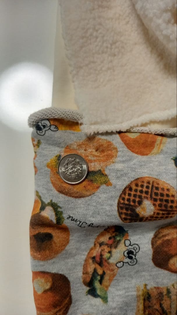 パン柄の裏毛ニット