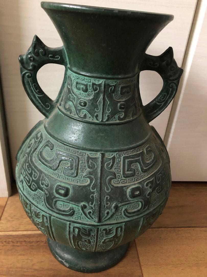 アンティーク、彫刻模様の緑色金属製壺