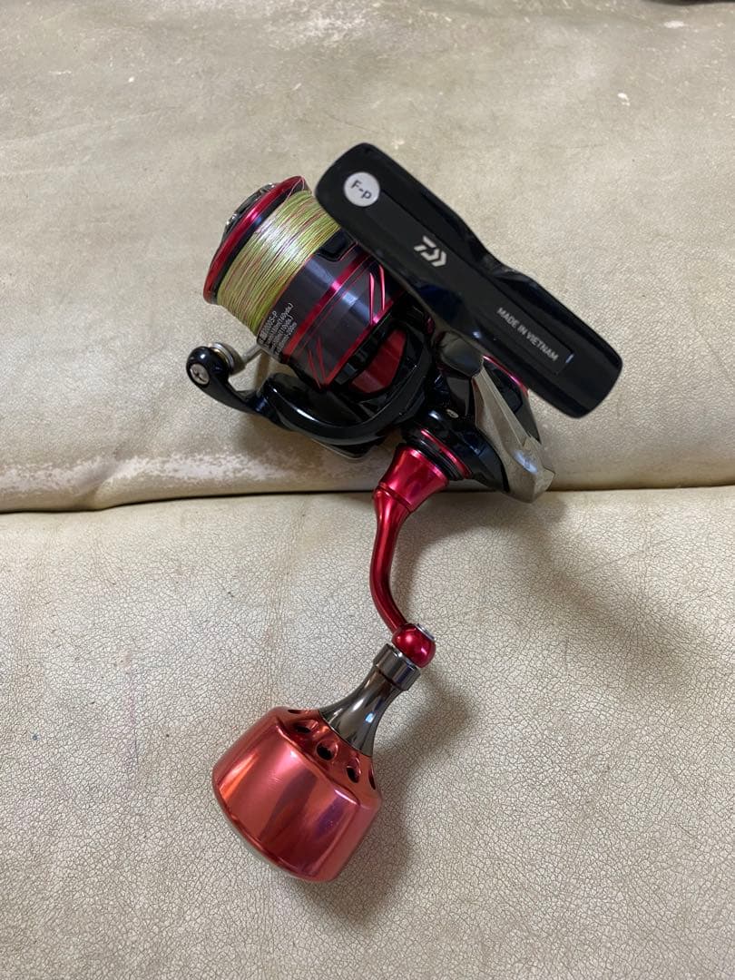 ダイワ 月下美人スピニングリール 黒/赤