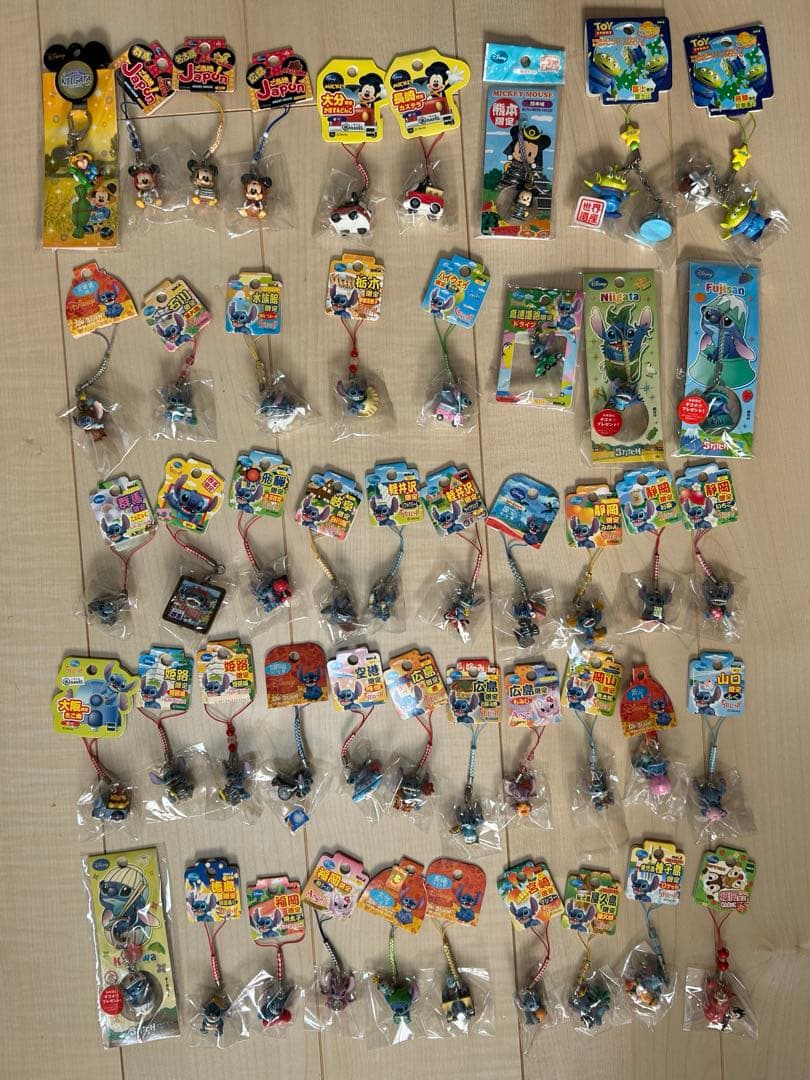 ディズニー　ご当地ストラップ48個