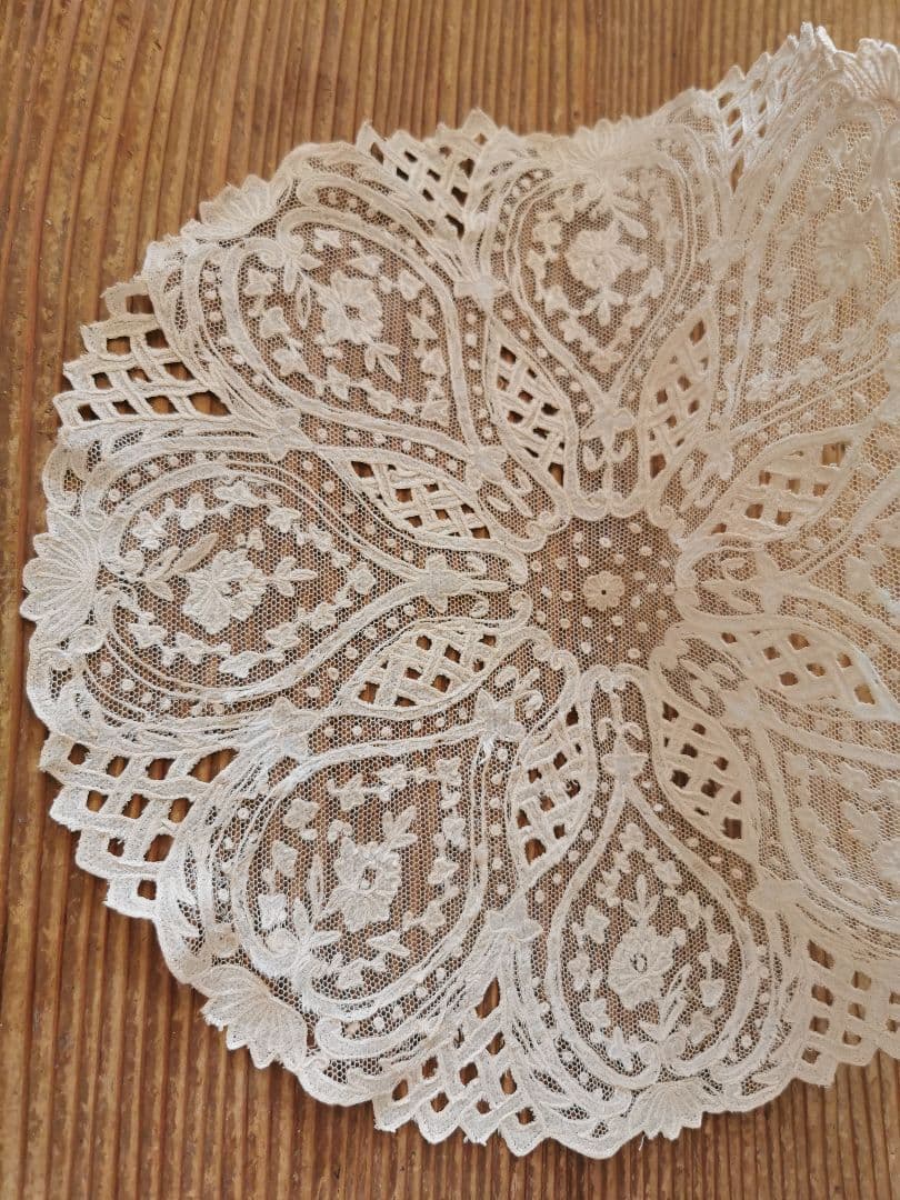 アンティーク キャリックマクロスレース 花と蓮 百合紋アップリケ 籠編みドイリー