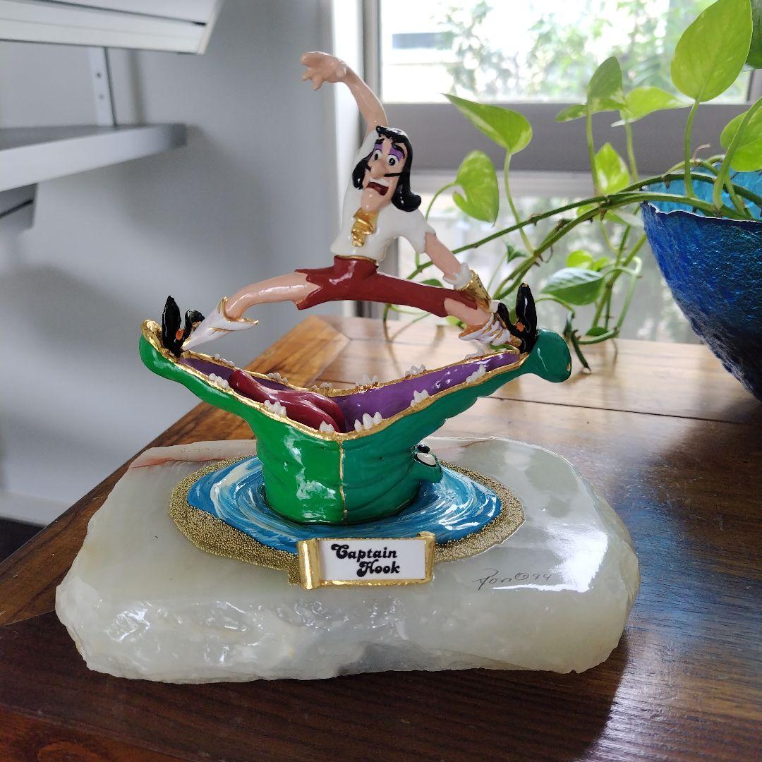 レア美品です！DISNEY Captain Hook 天然石 台座 フィギュア
