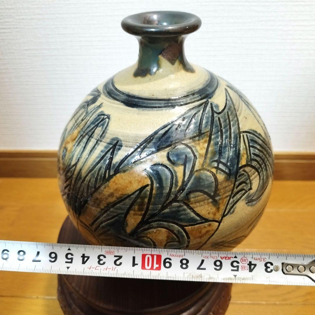 沖縄の人間国宝　金城次郎さんの飾り丸壺　魚と海老紋様　在銘あり！　花瓶にも。