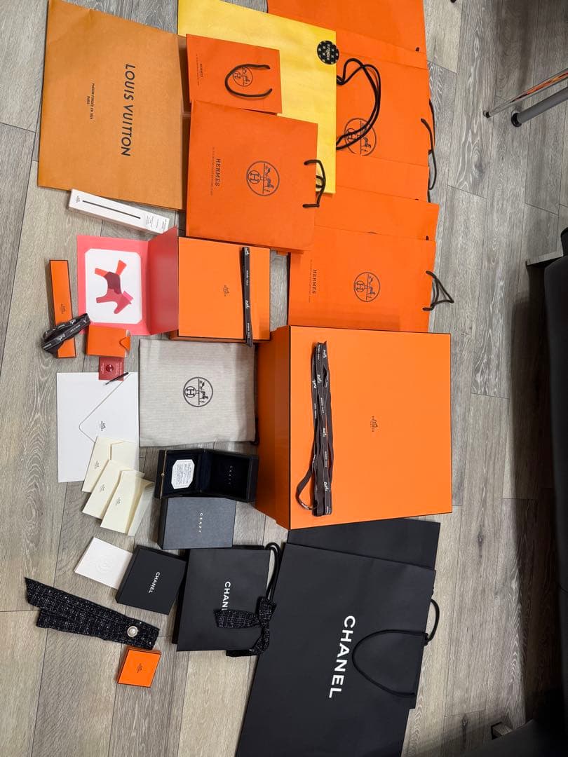 ブランドの箱や紙袋（Louis Vuitton, Chanel, Hermès）