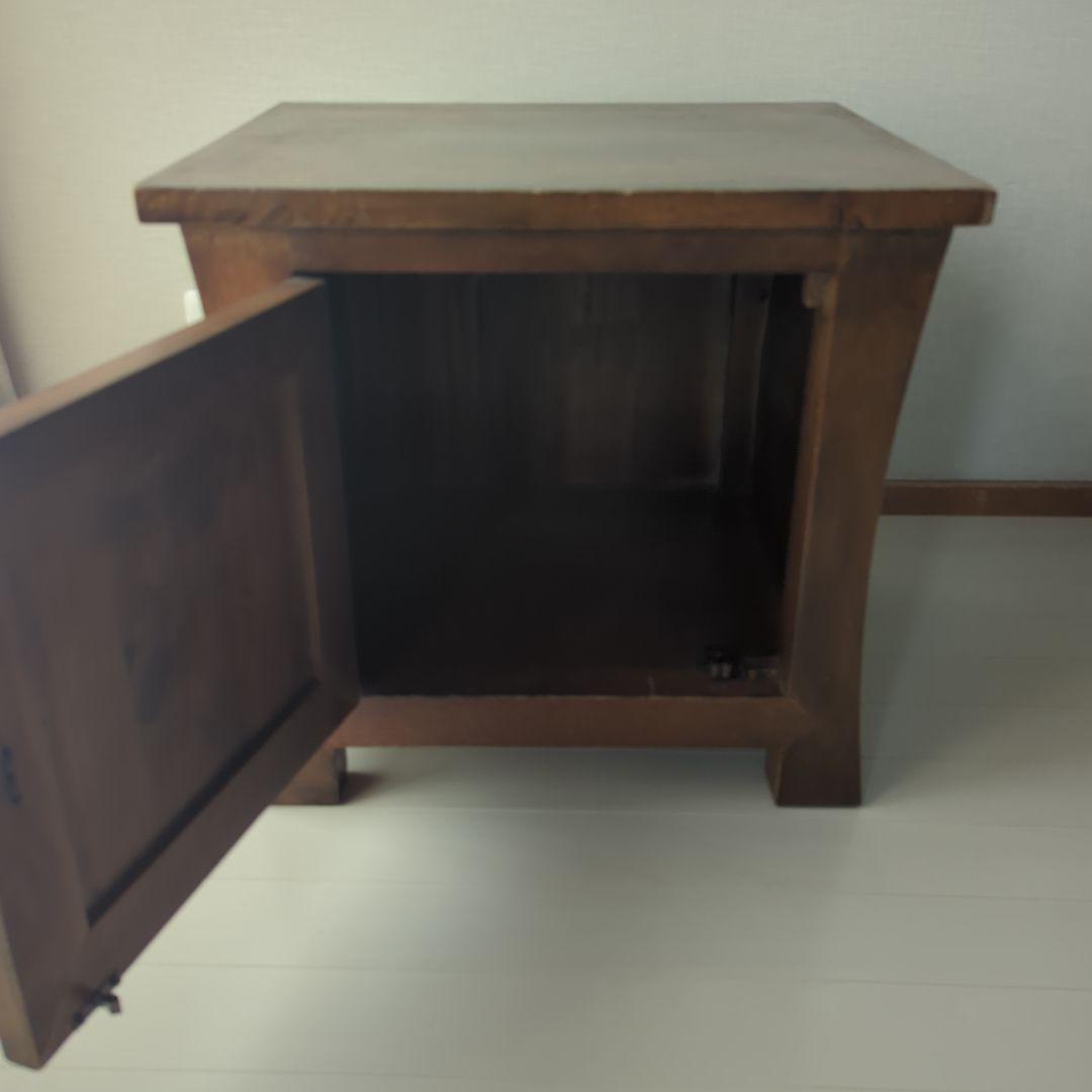 ダークブラウンの木製収納テーブル