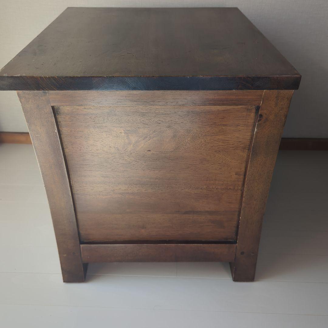 ダークブラウンの木製収納テーブル