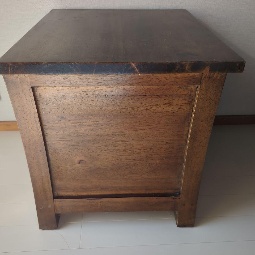 ダークブラウンの木製収納テーブル