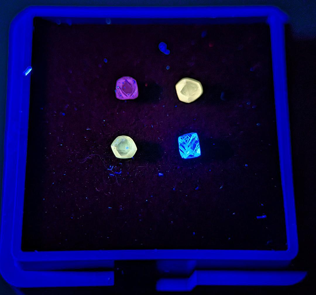 蛍光ダイヤモンド原石４色セット　計0.361カラット　ボツワナ産