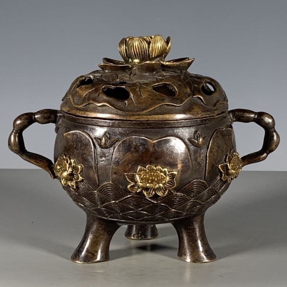 両耳鎏金浮彫り蓮華三脚香炉 仏具香道具 銅製品 工芸品 置物