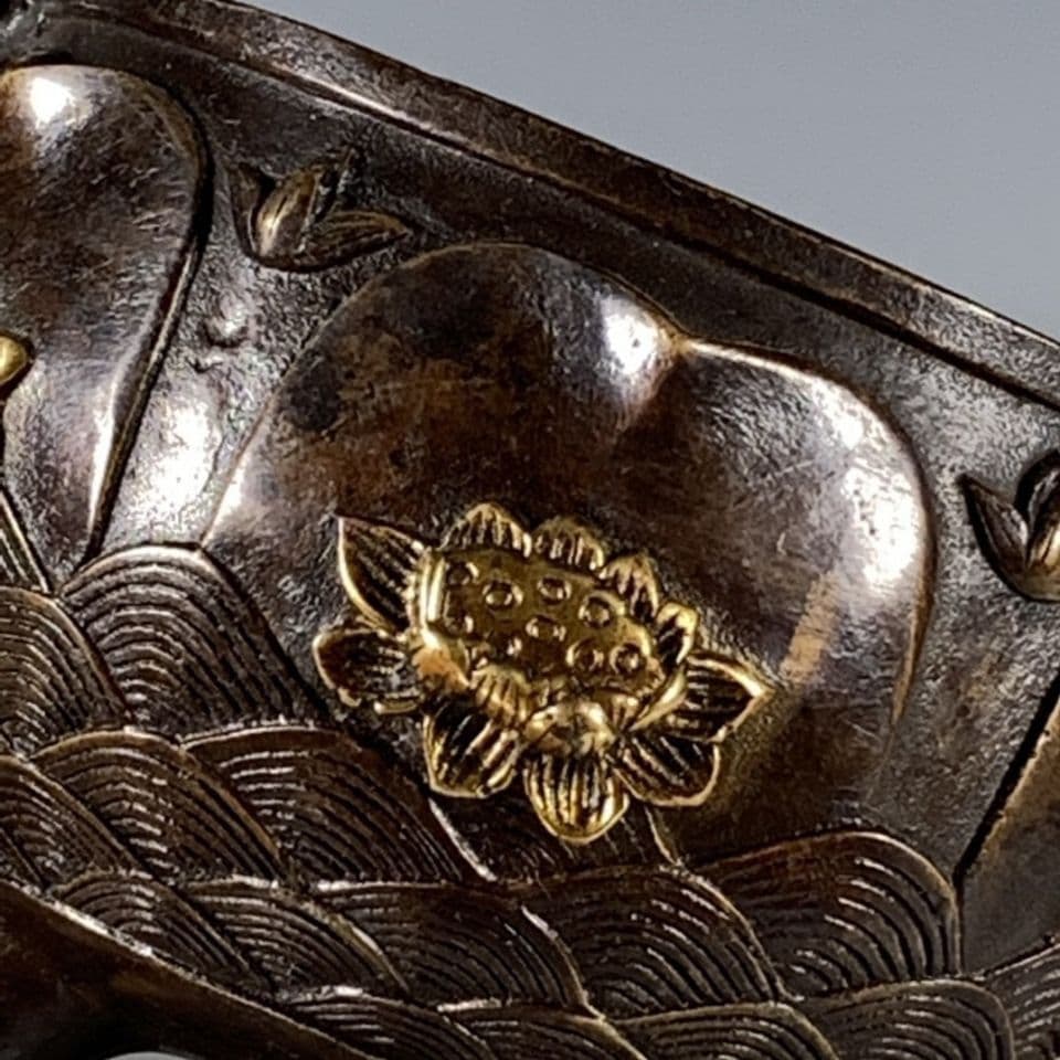 両耳鎏金浮彫り蓮華三脚香炉 仏具香道具 銅製品 工芸品 置物