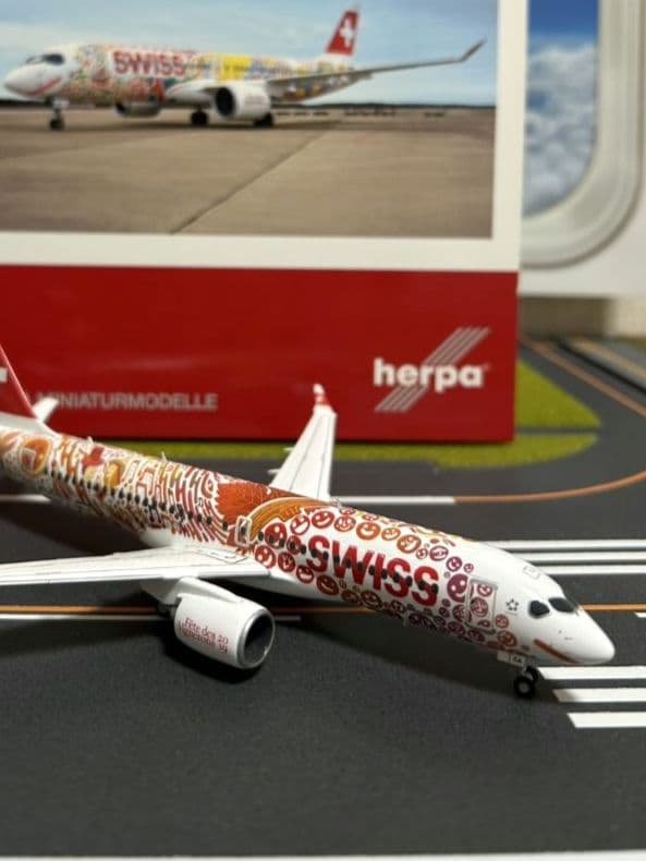 SWISS A220-300 特別塗装機 1/200　ヘルパ