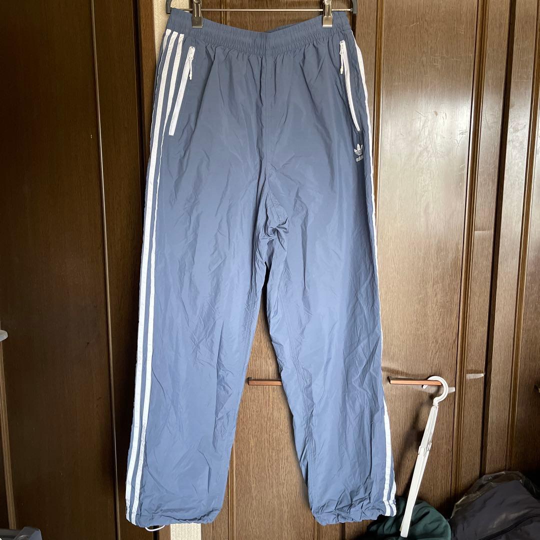 adidasトレフォイルロゴ　ブルーグレー ストライプ ナイロンジャージパンツ