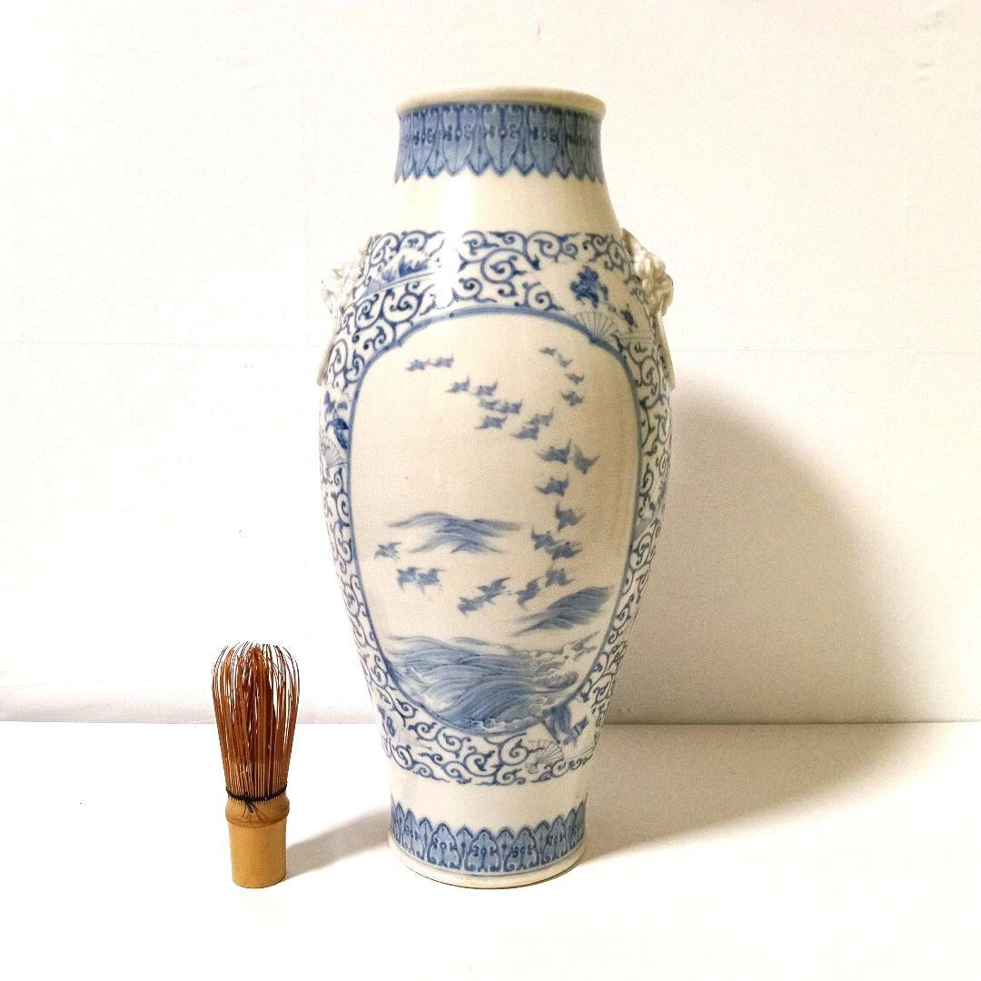 骨董 大型37cm 染付唐草窓絵鳥山水図壷 白磁獅子彫 花瓶