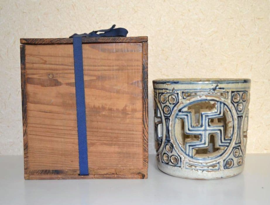 『李朝青花白磁透雕卍紋筆筒』 出版掲載品　李氏朝鮮　箱付　修理痕有