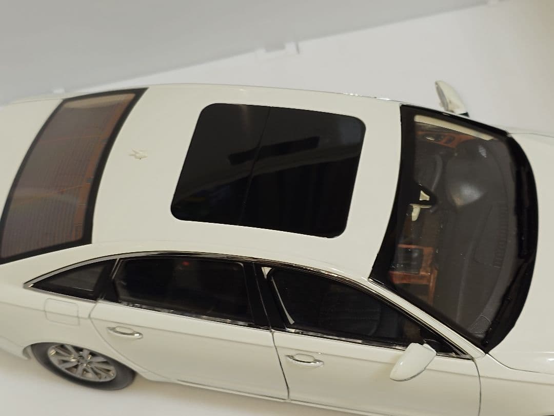 希少 海外流通品 Audi A6L 1/18 ミニカー ホワイト