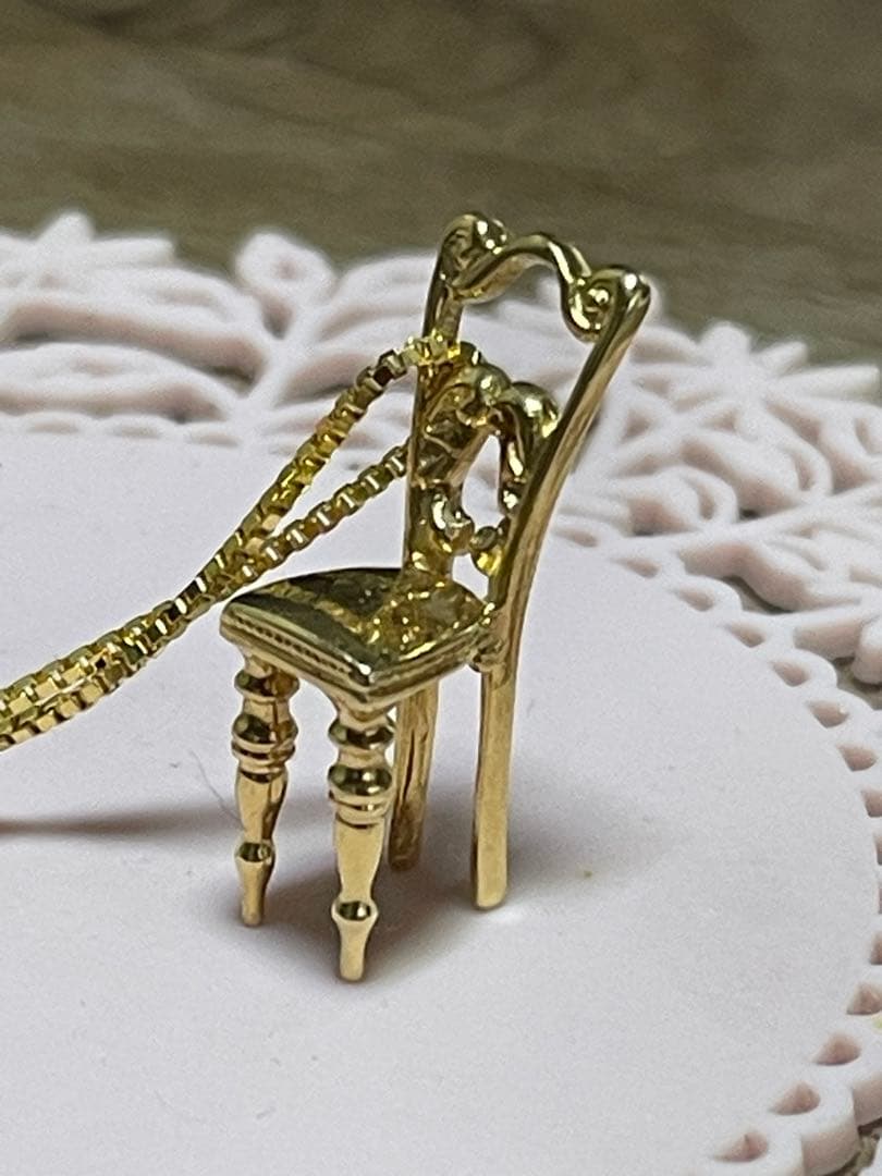 18金(刻印あり)ペンダントトップ彫刻チェア