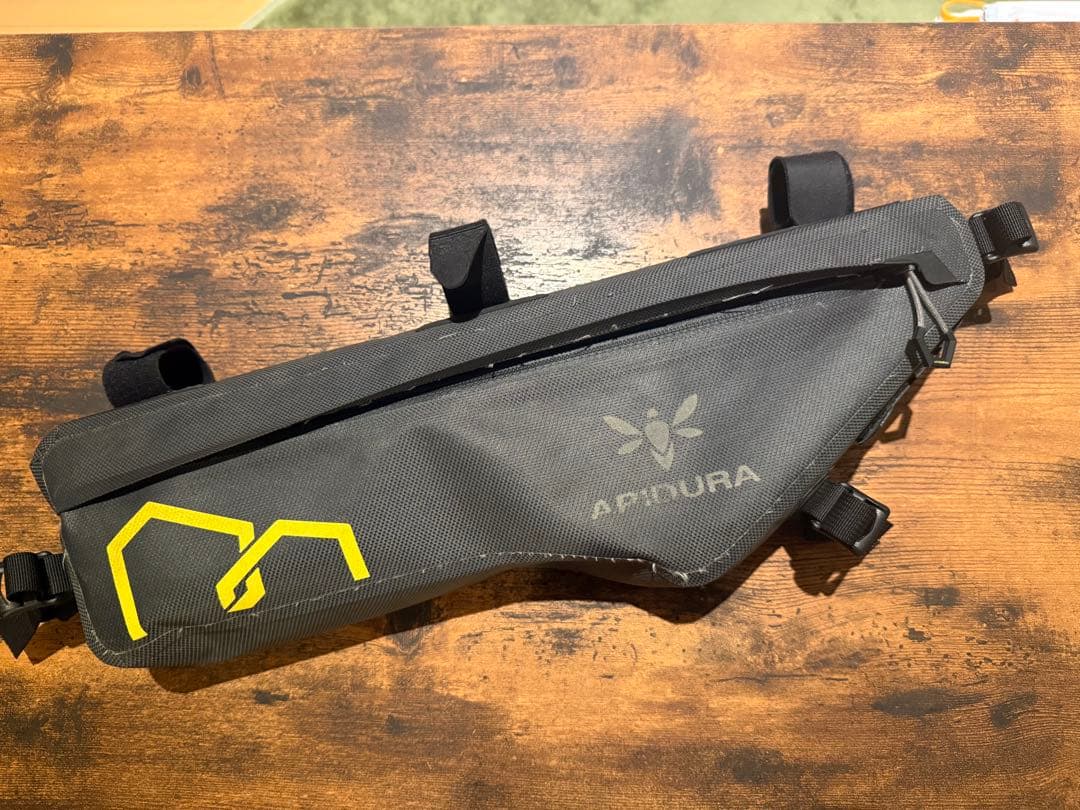 アピデュラ APIDURA EXPEDITION フレームバッグ 4.5L