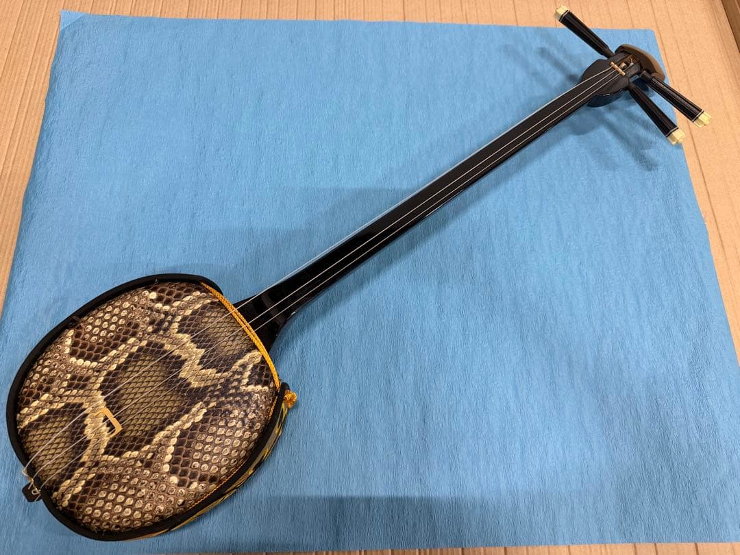 【ケース付き】伝統的な三線 ヘビ皮胴部 金色刺繍