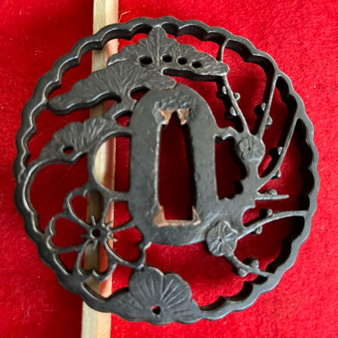 松樹と梅花図の大鍔