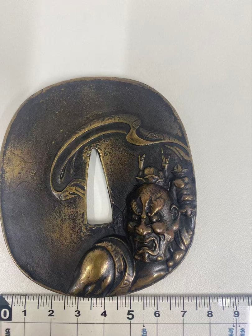 在銘　武士の顔彫刻 鍔(つば) 楕円形