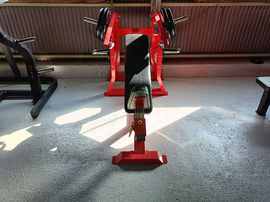 インクラインチェストプレス　トレーニングマシン　ジム