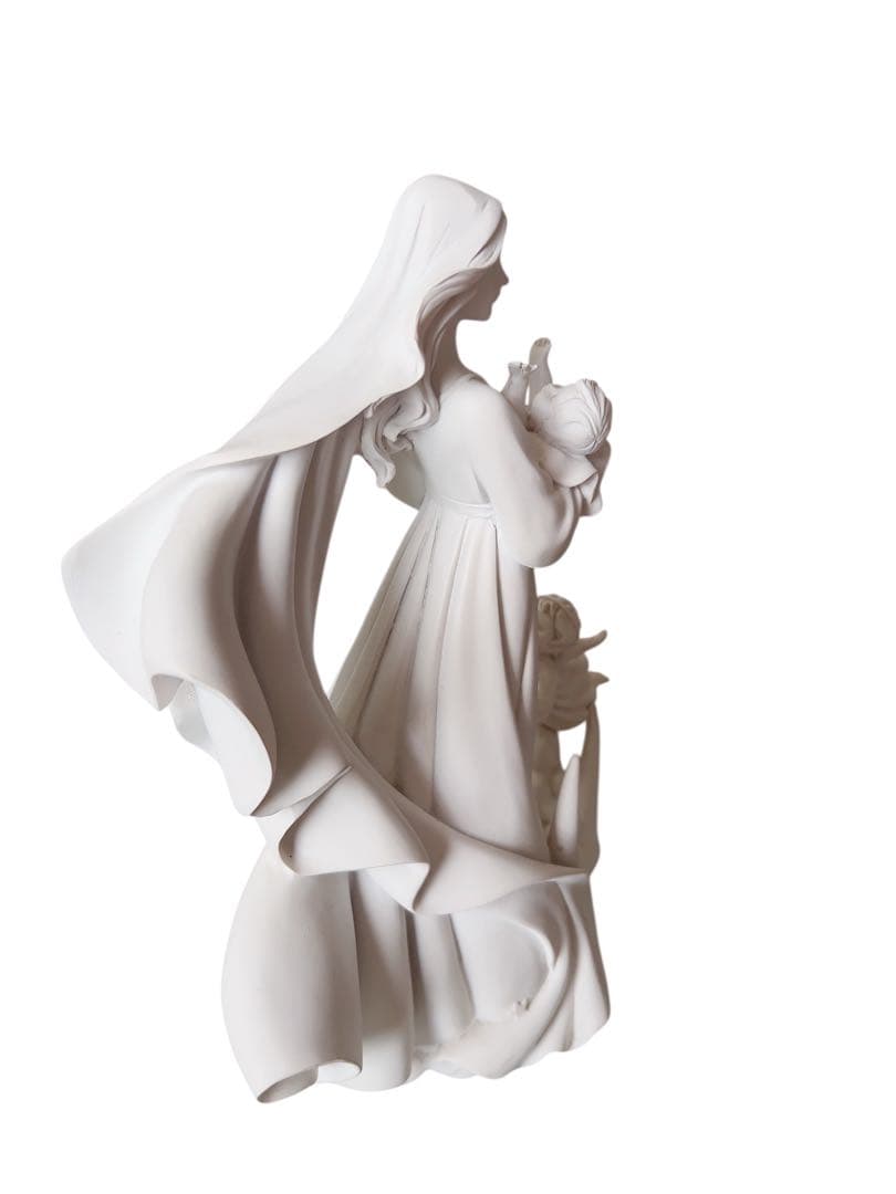 聖母マリアとイエスと天使の彫刻